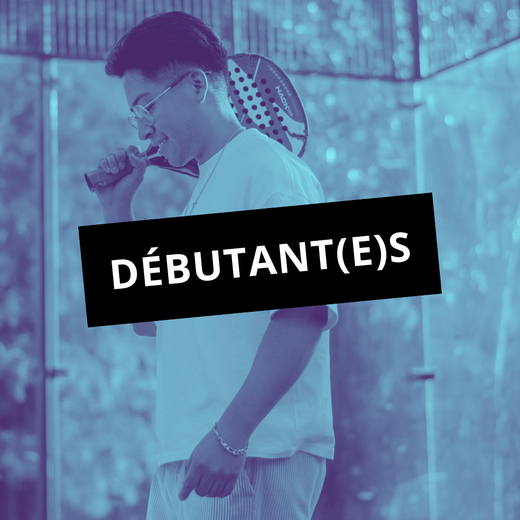 Un joueur débutant le padel dans une ambiance conviviale à Angers