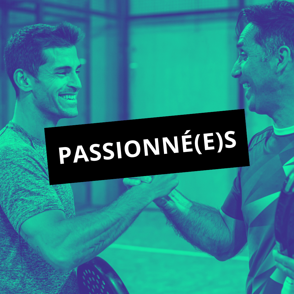 Un match de padel en double masculin, deux équipes s’affrontent sur le court à Angers